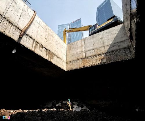 Khởi công tháng 9/2010, dự án metro Nhổn - Ga Hà Nội đặt mốc hoàn thành vào tháng 9/2017 nhưng phải lùi tiến độ vì thiếu vốn. Đoạn đường trên cao đã chốt được thời gian vận hành chính thức vào tháng 4/2021, đoạn đi ngầm sẽ vận hành vào cuối năm 2022.