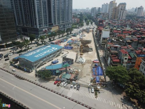 Dự án đường sắt đô thị Nhổn - Ga Hà Nội có 8,5 km cầu cạn trên cao và 4 km đi ngầm bắt đầu từ nút giao Kim Mã - Nguyễn Chí Thanh đến cửa Ga Hà Nội. Đây là công trình tàu điện ngầm đầu tiên được thi công tại thủ đô và là công trình thứ 2 trên cả nước (sau metro Bến Thành - Suối Tiên).