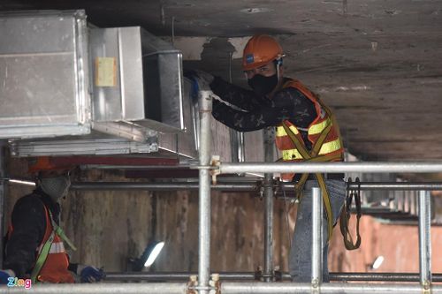 Hệ thống thông gió được lắp dọc trần ga để hút khí thải CO2 từ máy móc và đảm bảo dưỡng khí cho công nhân làm việc.
