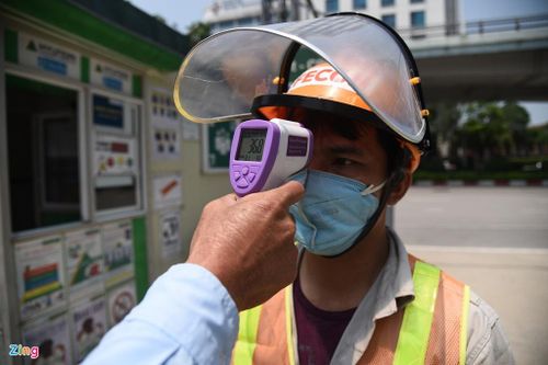 Mọi người từ công nhân đến giám đốc dự án đều phải đo thân nhiệt, rửa tay sát khuẩn trước khi vào công trường.