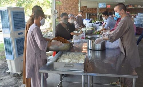  Ngày 5/4, Viện chuyên tu (Long Thành, Đồng Nai) tổ chức phát hơn 2.000 suất cơm cho những bà con gặp khó khăn vì dịch trên địa bàn tỉnh Đồng Nai. Chương trình phát cơm từ thiện được bắt đầu từ ngày 5/4 và dự kiến kéo dài đến hết ngày 30/4. Ảnh: Thiện Hưng. 