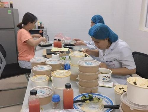  Với mong muốn góp một phần công sức và thể hiện lòng biết ơn đối với đội ngũ y, bác sĩ đang hàng ngày căng mình chống dịch, chị Nguyễn Thanh Thủy, chủ một quán ăn tại Hà Nội, đã nấu 120 suất cơm rồi vận chuyển đến Bệnh viện Bệnh Nhiệt đới Trung ương cơ sở 2 (Đông Anh, Hà Nội) - nơi đang điều trị cho nhiều bệnh nhân Covid-19. Nói với Zing, Thủy cho biết việc làm này xuất phát từ tấm lòng tri ân, ngưỡng mộ các nhân viên y tế đang ở tuyến đầu. Ảnh: NVCC. 
