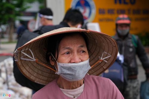  "Chồng tôi nhiễm chất độc da cam, gia đình có một con trai không may cũng nhiễm bệnh. Nhờ có chương trình này, gia đình tôi bớt khó khăn hơn trong những ngày tới", bà Nguyễn Thị La (74 tuổi, phố Khâm Thiên, Hà Nội) chia sẻ. 