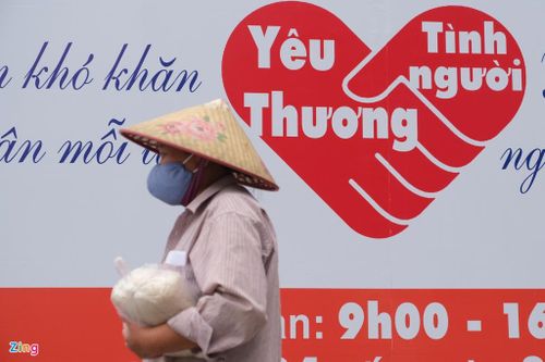 Số tiền 800 triệu đồng mua gạo được huy động từ đóng góp của tập thể cán bộ, giảng viên ĐH Kinh tế Quốc dân, cùng sự hỗ trợ của nhiều tổ chức và nhà hảo tâm. 