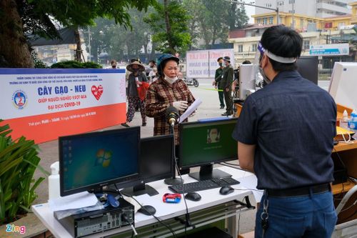  Mỗi người được nhận một lần gạo (túi 3 kg) mỗi tuần. Chương trình diễn ra trong 2 tuần. "Chúng tôi chuẩn bị công nghệ AI nhận diện khuôn mặt, không tiếp xúc trực tiếp bà con. Người dân chỉ cần nói họ tên, hệ thống nhận diện khuôn mặt chụp lại, đảm bảo nguyên tắc trong một tuần, bà con không quay lại lần nữa", ông Nguyễn Hữu Đồng, Chủ tịch Công đoàn Đại học Kinh tế Quốc dân, cho biết. 