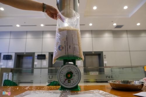  "Mỗi túi gạo nặng 3 kg nhưng mình chia thêm một chút, mong người dân sẽ vui hơn", chị Thanh cho hay. 