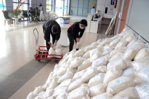 Mỗi ngày có 50 cán bộ, giáo viên tình nguyện phục vụ chương trình.