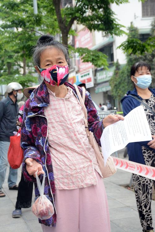 Bà Võ Thị Nhuần 71 tuổi (quê Nghệ An), có 5 người con, làm nghề bán hàng rong ở khu công nghiệp tại Nghệ An, hơn 2 tháng nay bà thất nghiệp nên không có tiền nuôi sống bản thân.