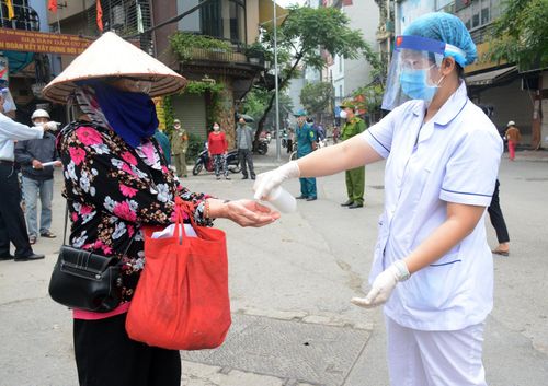 Thực hiện đầy đủ các bước từ rửa tay diệt khuẩn và đeo khẩu trang.