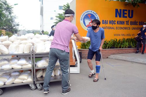 Khu vực phát gạo được khử khuẩn 3 lần/ngày.