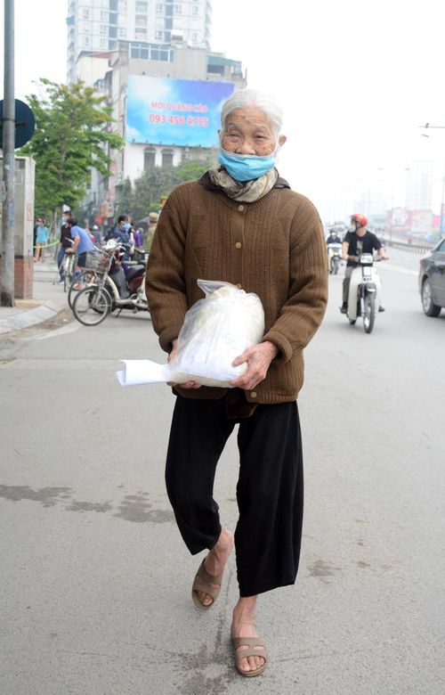 Bà Lưu Thị Mai, 85 tuổi đi bộ từ Trần Khát Chân đến nhận gạo. Bà có 2 con, trong đó 1 người mắc bệnh tim không có công ăn việc làm, gia đình rất khó khăn.