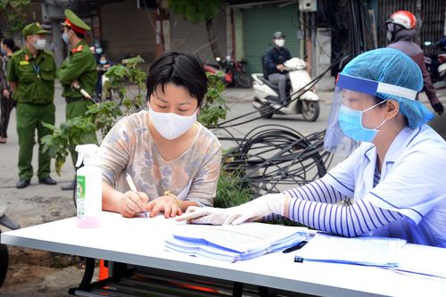 Hướng dẫn người dân khai báo y tế.