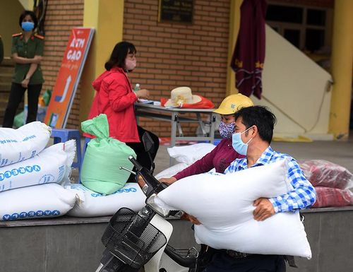 Anh Nguyễn Thanh Sơn, phường Nghĩa Tân, quận Cầu Giấy chở gạo đến quyên góp cho chương trình.