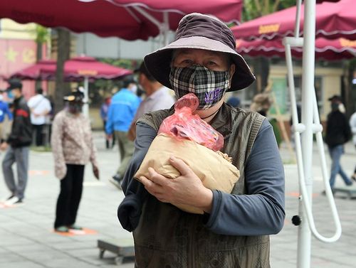  Người già, người tàn tật được ưu tiên để nhận gạo.