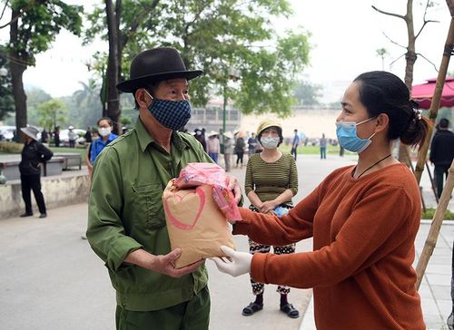  Cựu chiến binh Lã Văn Kha (70 tuổi), trú tại phố Chùa Bộc, quận Đống Đa nhận gạo.