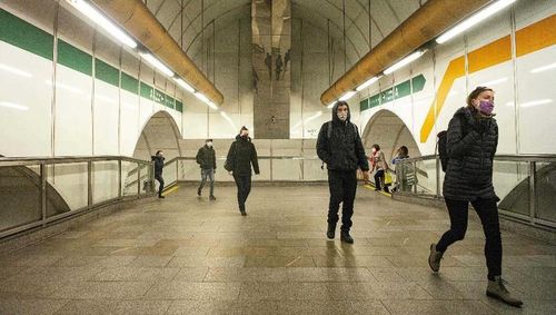 Người dân đeo khẩu trang đi làm bằng trạm tàu điện ngầm ở Prague, thủ đô của Cộng hòa Séc.