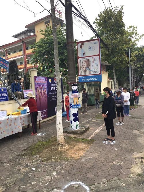 Tại địa điểm phát gạo, các vị trí xếp hàng được đánh dấu cách nhau đúng khoảng cách quy định