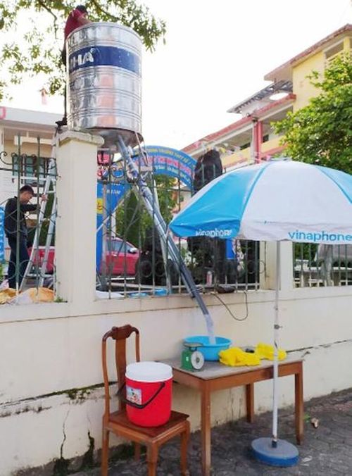 Cây “ATM phát gạo miễn phí" được lắp đặt tại Trường THPT số 1 thành phố Lào Cai. Ảnh: Hoàng Thu