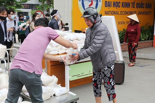Dự kiến mỗi ngày, Trường đại học Kinh tế Quốc dân sẽ phát hơn 1 tấn gạo. Chương trình kéo dài trong 14 ngày.
