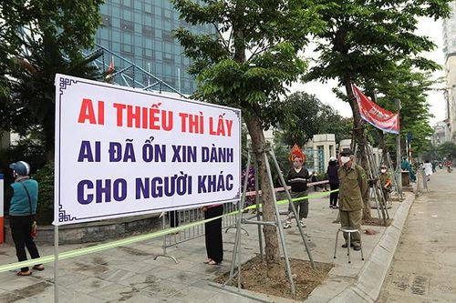 Sáng 16/4, hơn 15 tấn gạo bắt đầu được phát cho người dân khó khăn tại điểm phát gạo nhận diện khuôn mặt số 207 đường Giải Phóng (quận Hai Bà Trưng, TP Hà Nội).