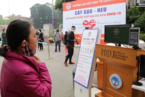Người dân đứng trước camera để khai báo thông tin, khi hệ thống máy quét soi chiếu, chỉ cần nói tên, địa chỉ, hệ thống sẽ ghi lại gương mặt, giọng nói.