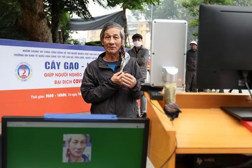 Để người dân không đến nhận gạo nhiều lần, Trường đại học Kinh tế Quốc dân đã ứng dụng công nghệ nhận diện khuôn mặt, đảm bảo nguyên tắc mỗi người chỉ đến nhận gạo 1 lần/tuần.