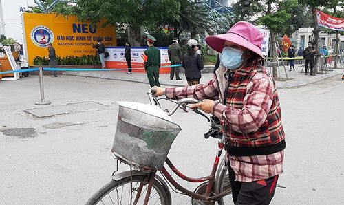 Người nghèo, người có hoàn cảnh khó khăn mang gạo về nhà.