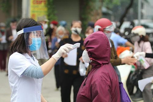 Và được đo thân nhiệt.