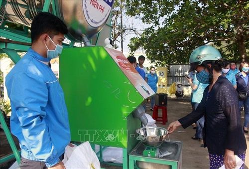 Người nghèo ở huyện Đồng Xuân (Phú Yên) nhận gạo miễn phí từ cây "ATM gạo". Ảnh: TTXVN