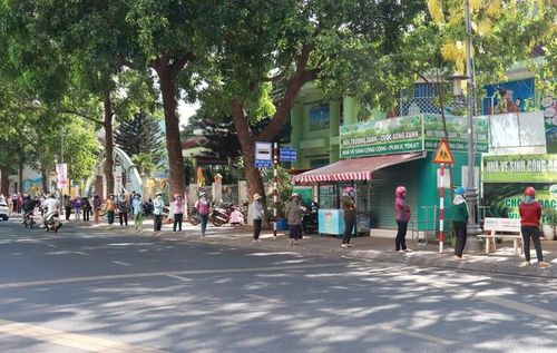 Người dân xếp hàng ngay ngắn để nhận gạo