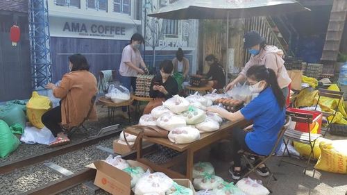 Đối với những người già, tàn tật không thể xếp hàng sẽ được tặng gạo trực tiếp