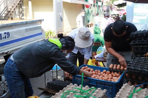 Đội tình nguyện chuẩn bị trứng gà để phát cho người dân