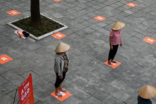 Hình ảnh người dân Việt Nam tìm tới các địa điểm phát gạo miễn phí trong mùa dịch xuất hiện trong bài đăng của các hãng thông tấn quốc tế. Ảnh: Reuters, AFP.