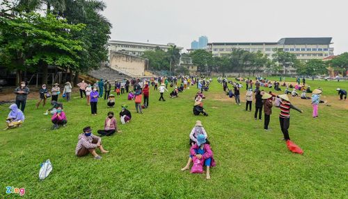  Trong buổi sáng 16/4, hơn 2.000 lượt người xếp hàng chờ lấy gạo miễn phí tại cây “ATM gạo” ở nhà văn hóa Nghĩa Tân (quận Cầu Giấy, Hà Nội). Ảnh: Việt Linh. 