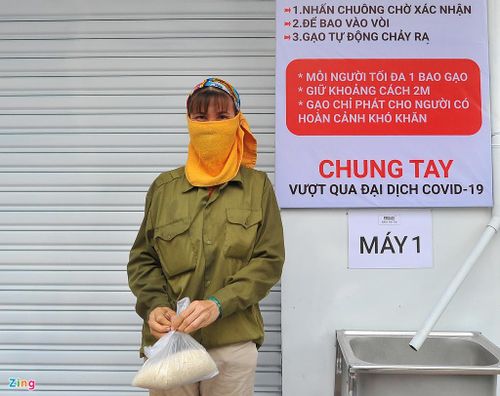 Niềm vui ánh lên đôi mắt những người tới nhận gạo từ thiện tại các cây ATM đặc biệt vì có thể an tâm thoát đói trong ít nhất 2-3 ngày tới. Ảnh: Hải Nam, Phạm Ngôn.