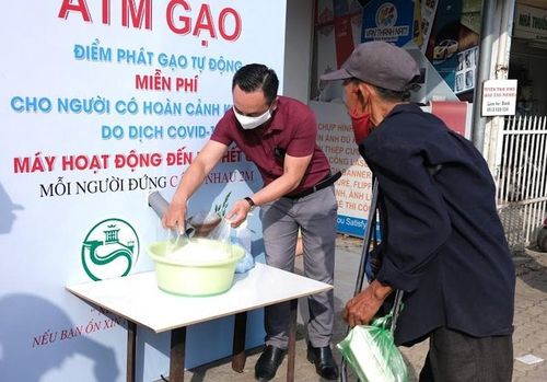  Những trường hợp bị khuyết tật sẽ có người hỗ trợ bà con lấy gạo