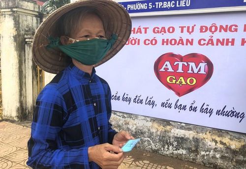  Bà Nguyễn Thị Hồng Minh (Quê quán tỉnh Nam Định, bán vé số dạo, thuê phòng trọ tại phường 1, TP Bạc Liêu).