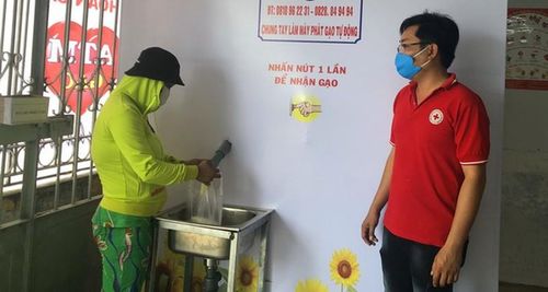 Người dân đến nhận gạo tại ATM gạo ở trụ sở Hội Chữ thập đỏ TP Bạc Liêu.