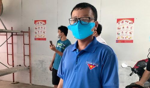  Anh Huỳnh Hồng Phi - Giáo viên trường THCS Ninh Bình, TP Bạc Liêu, bỏ tiền ra và vận động bạn bè mua phụ kiện và lắp ráp nên cây “ATM gạo” nghĩa tình.
