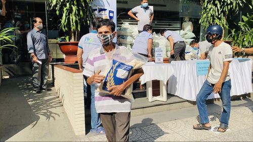 “Chuyến xe chia sẻ của bệnh viện JW Hàn Quốc” mang gạo đến tận nơi tặng người nghèo