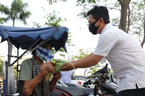 Ngoài cây “ATM gạo” đã được chuẩn bị sẵn và đặt tại khuôn viên sân trường, nhà trường còn triển khai phương án nếu người dân đến đông sẽ có đội ngũ tham gia phát trực tiếp.