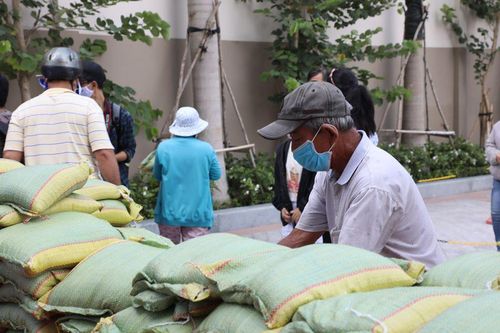 Hơn 13 tấn gạo từ sự chung tay, góp sức của cán bộ, giảng viên, nhân viên, sinh viên, phụ huynh và các nhà hảo tâm của trường đã được phát.