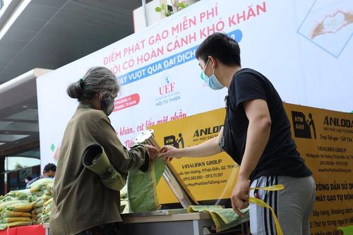 Mỗi người dân có hoàn cảnh khó khăn khi đến đây sẽ được nhận 3kg gạo từ máy.