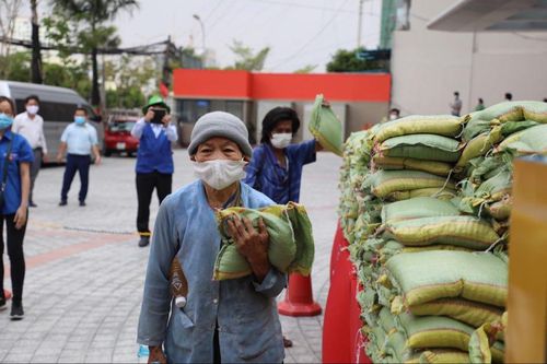 Theo trường Đại học UEF, trong ngày 16/4, đã có khoảng 1.500 người dân đến "rút" gạo.