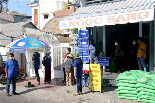 Điểm phát gạo miễn phí tự động tại phường Đức Nghĩa, thành phố Phan Thiết. Ảnh: Nguyễn Thanh/TTXVN
