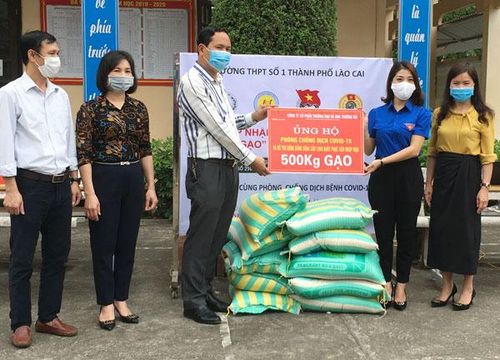Trao gạo cho Thành đoàn Lào Cai và đại diện Trường THPT số 1 thành phố Lào Cai.