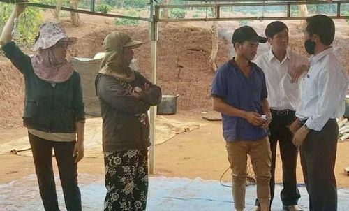 Chính quyền địa phương đến hỗ trợ gia đình nạn nhân gặp nạn. Ảnh: T. N.