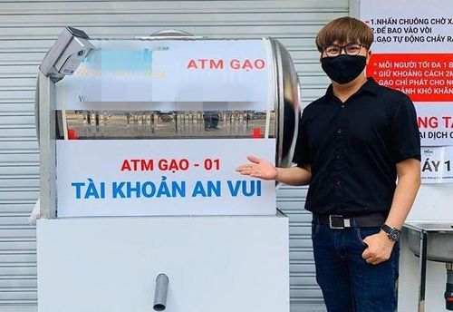 Đại Nghĩa bên chiếc máy ATM gạo đầu tiên do quỹ từ thiện của mình đặt hàng.
