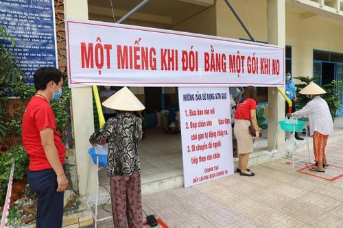  Người dân tự bấm máy nhận gạo. 