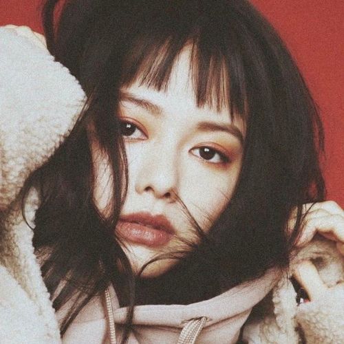 Biệt danh "người mẫu nấm lùn" của Yamamoto Maika xuất phát từ việc cô nàng sở hữu chiều cao 1m55, khá khiêm tốn so với mặt bằng chung trong nghề.